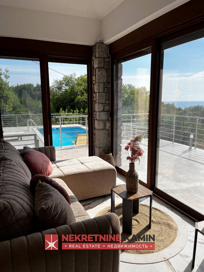 Izdaje se kuća sa bazenom u mjestu Krimovica, Kotor